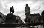 A imponente estátua em honra ao General Artigas, o maior heroi nacional, na Plaza Independencia, no Centro Velho de Montevideo, no Uruguai